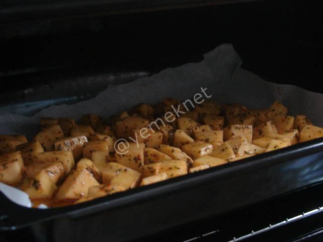 Fırında Zeytinyağlı Patates - Yapılışı (6/8) 